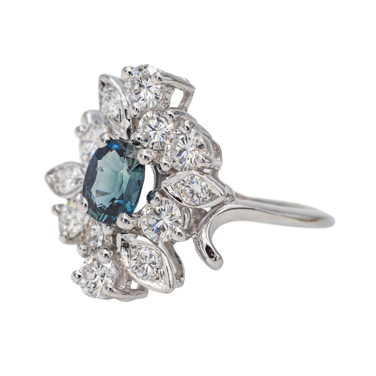 Bague entourage en or blanc, saphir et diamants - Castafiore