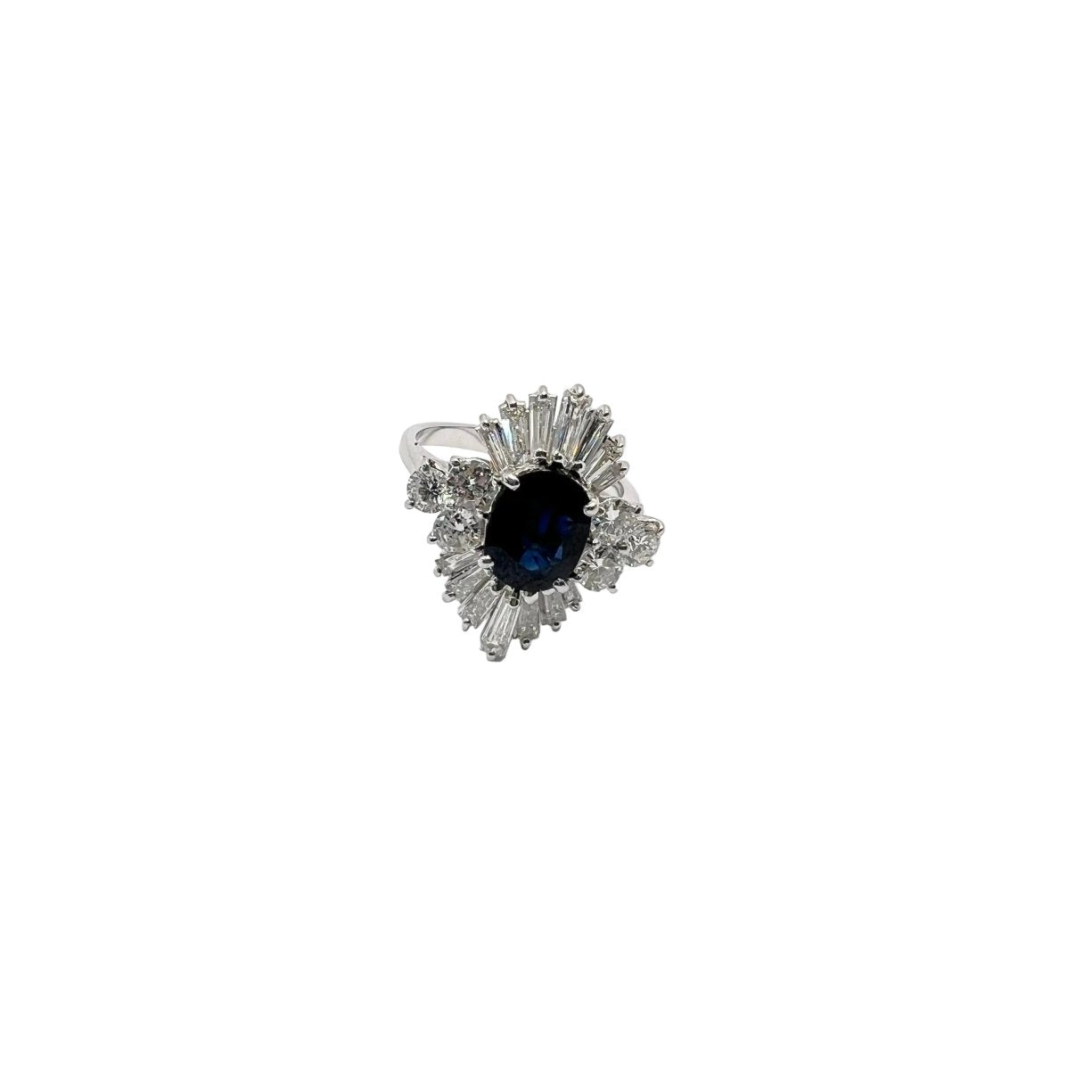 Bague Entourage en or blanc, saphir et diamants - Castafiore