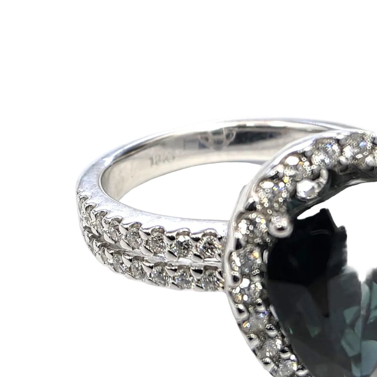 Bague Entourage en or blanc, saphir et diamants - Castafiore