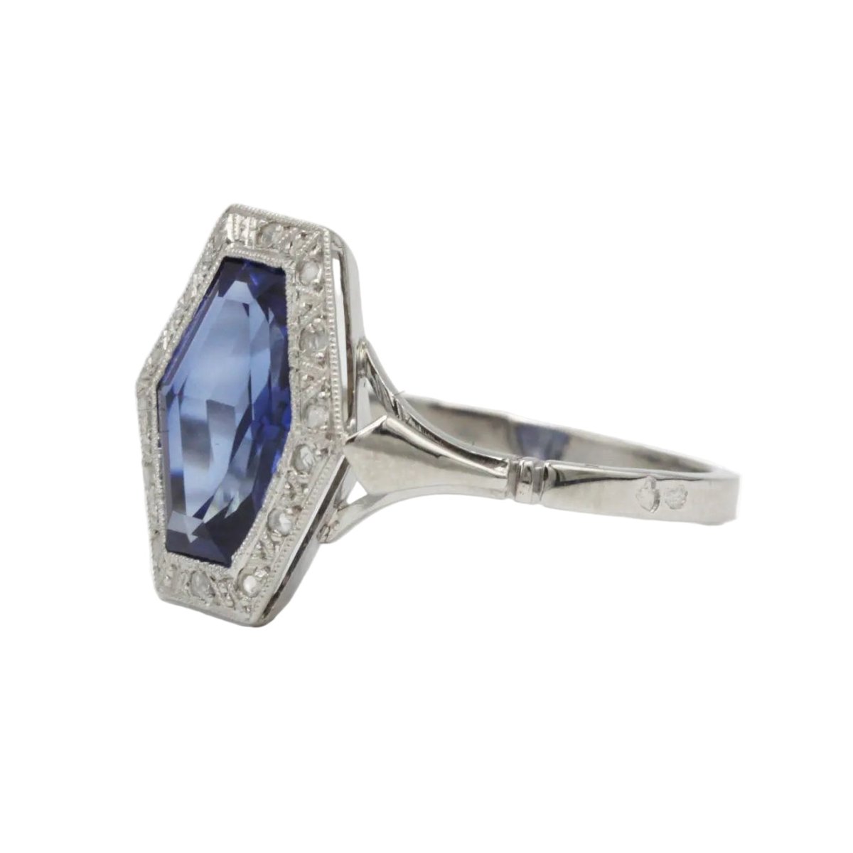 Bague Entourage en or blanc, saphir et diamants - Castafiore