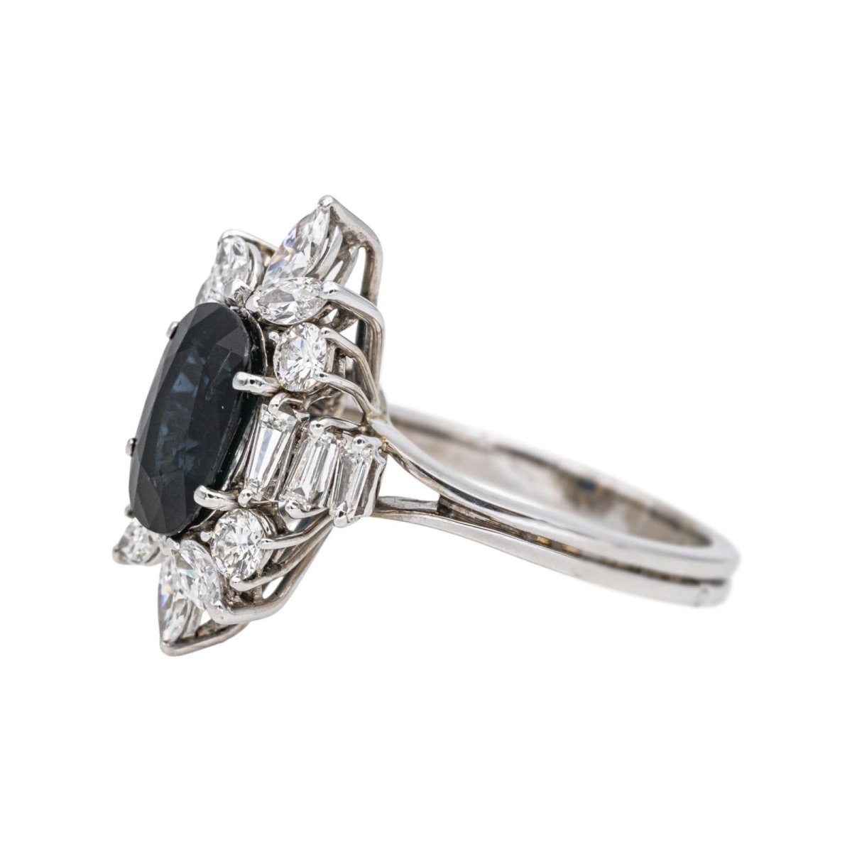 Bague Entourage en or blanc, saphir et diamants - Castafiore