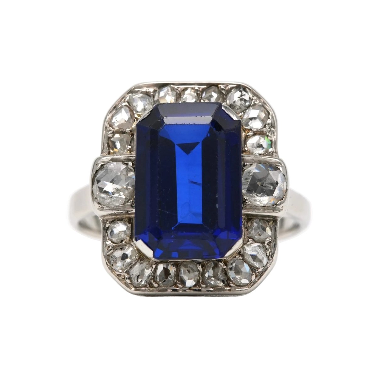 Bague Entourage en or blanc, saphir et diamants - Castafiore