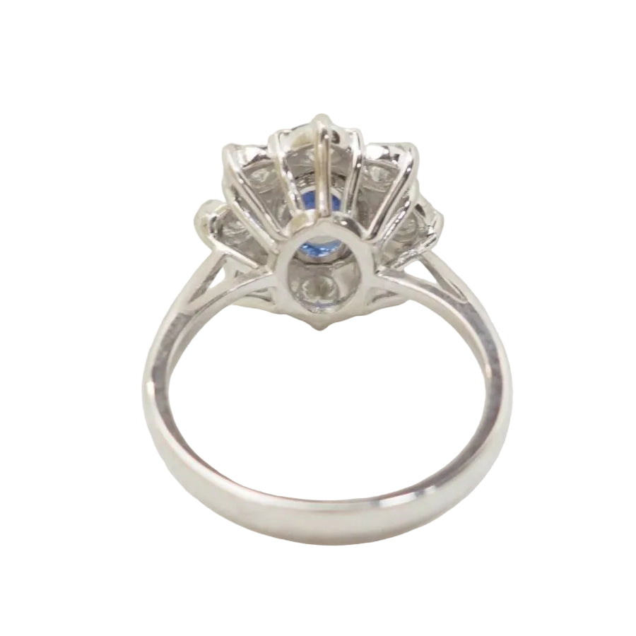 Bague entourage en or blanc, saphir et diamants - Castafiore