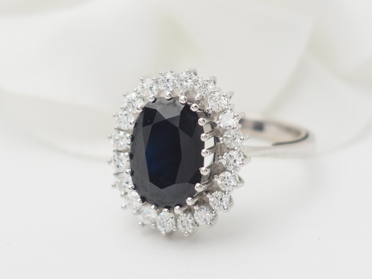 Bague entourage en or blanc, saphir ovale et diamants - Castafiore