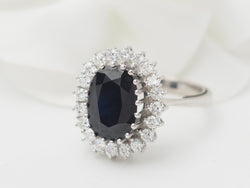 Bague entourage en or blanc, saphir ovale et diamants - Castafiore