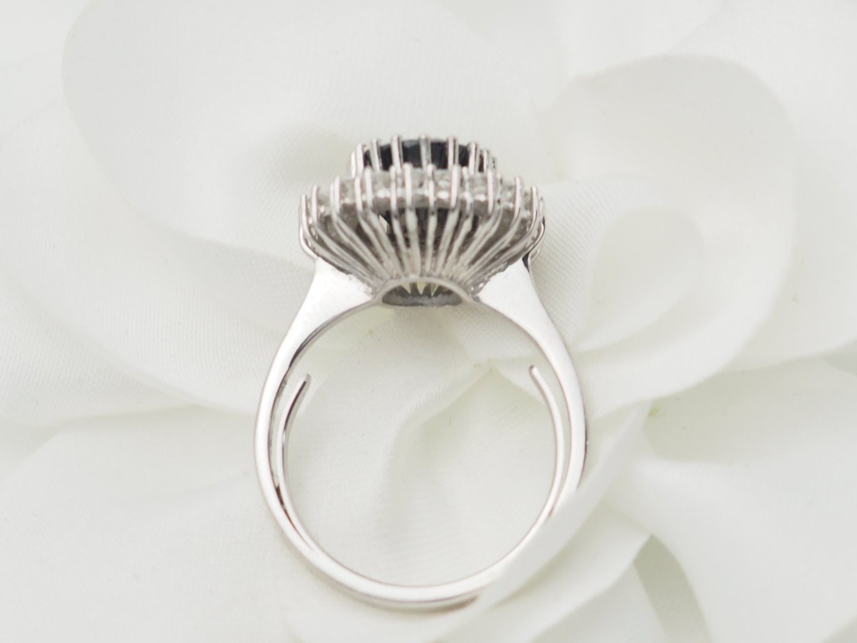 Bague entourage en or blanc, saphir ovale et diamants - Castafiore