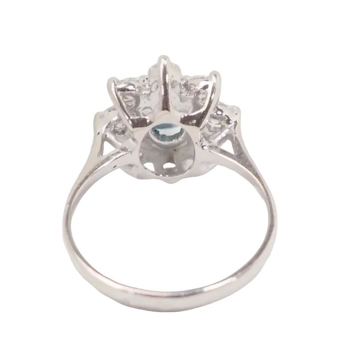 Bague entourage en or blanc, saphir ovale et diamants - Castafiore