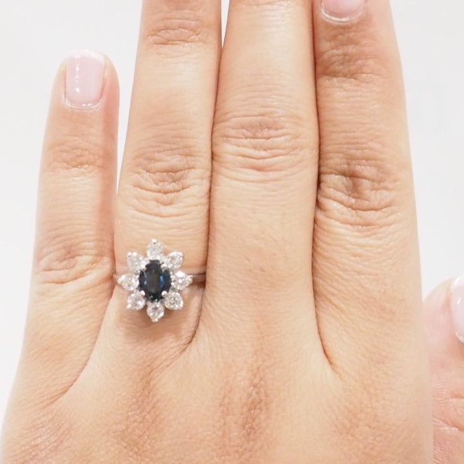 Bague entourage en or blanc, saphir ovale et diamants - Castafiore