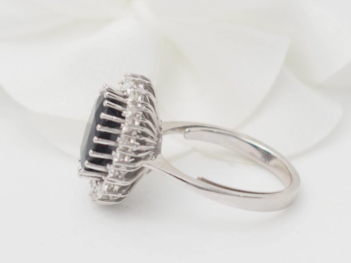 Bague entourage en or blanc, saphir ovale et diamants - Castafiore