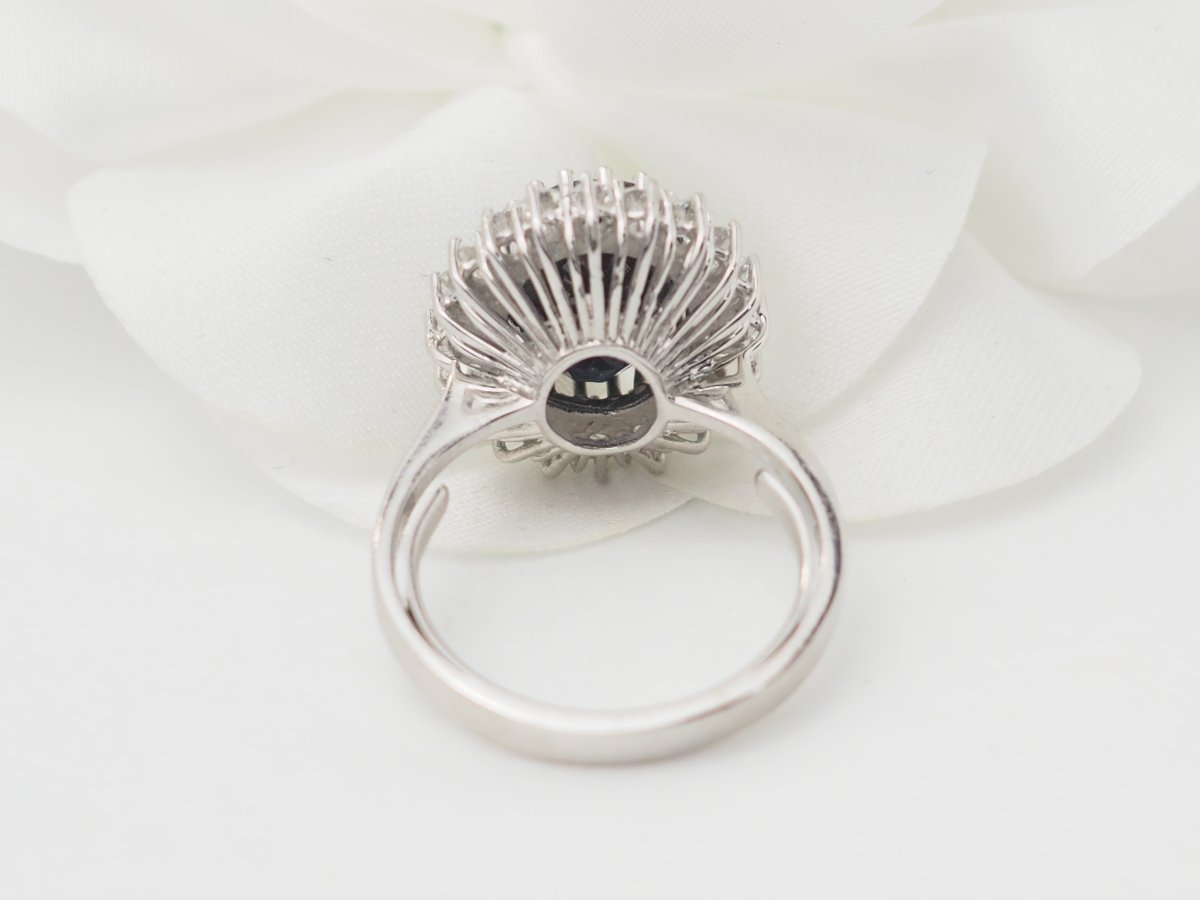 Bague entourage en or blanc, saphir ovale et diamants - Castafiore