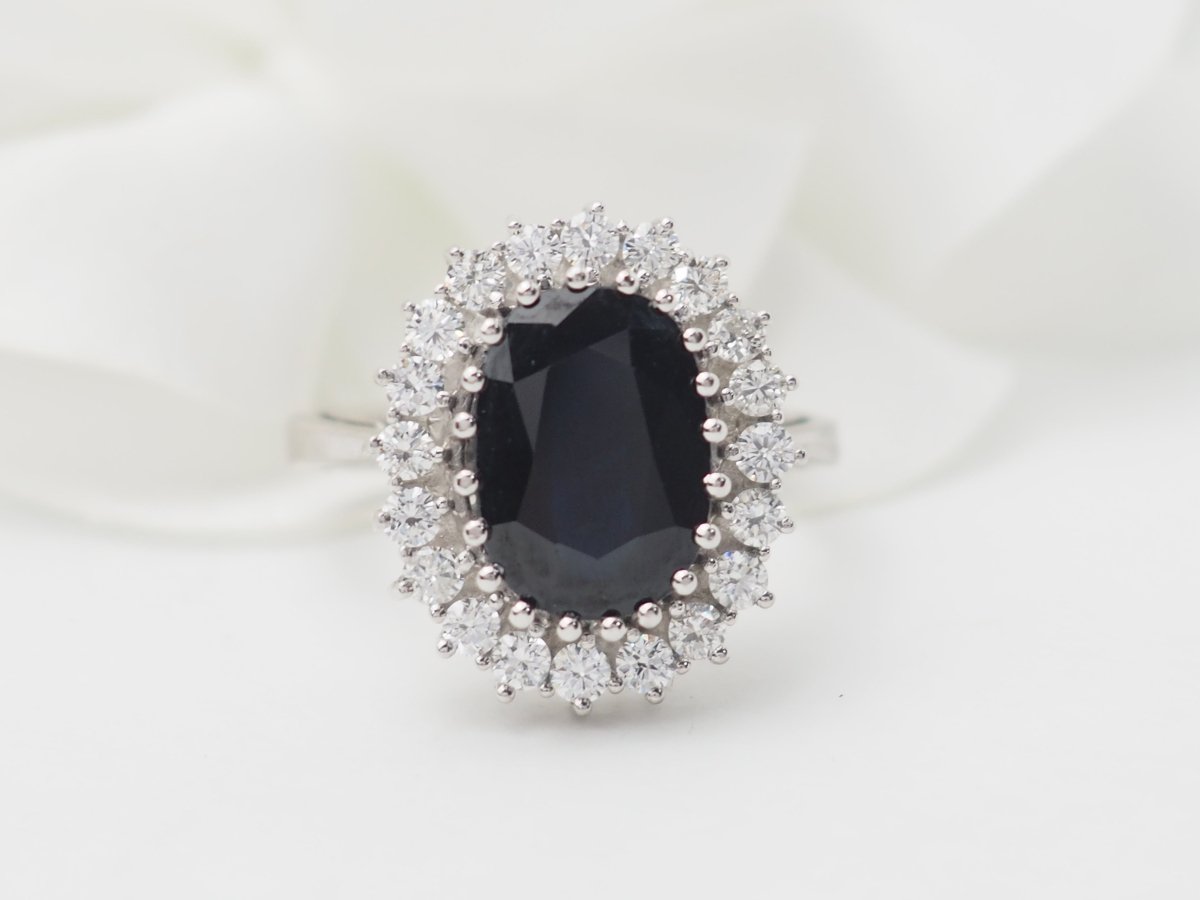 Bague entourage en or blanc, saphir ovale et diamants - Castafiore