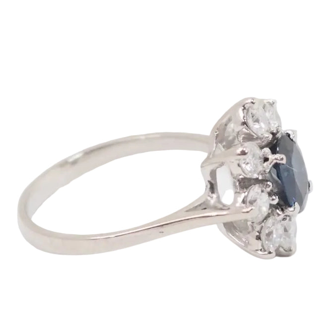 Bague entourage en or blanc, saphir ovale et diamants - Castafiore