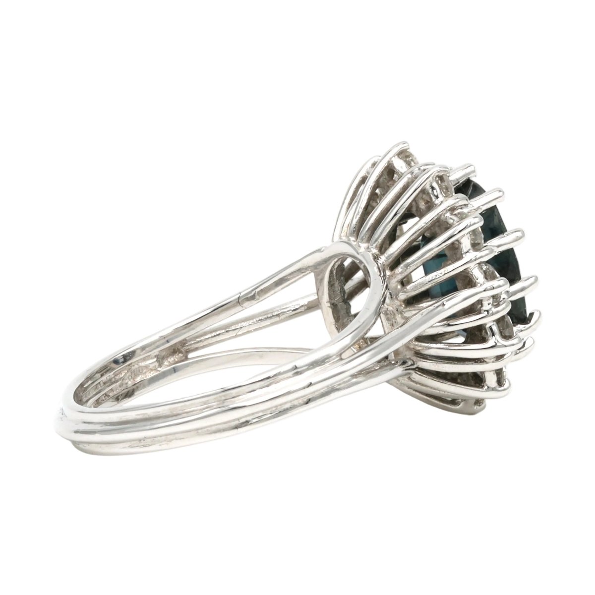 Bague Entourage en or blanc, saphirs et diamants - Castafiore