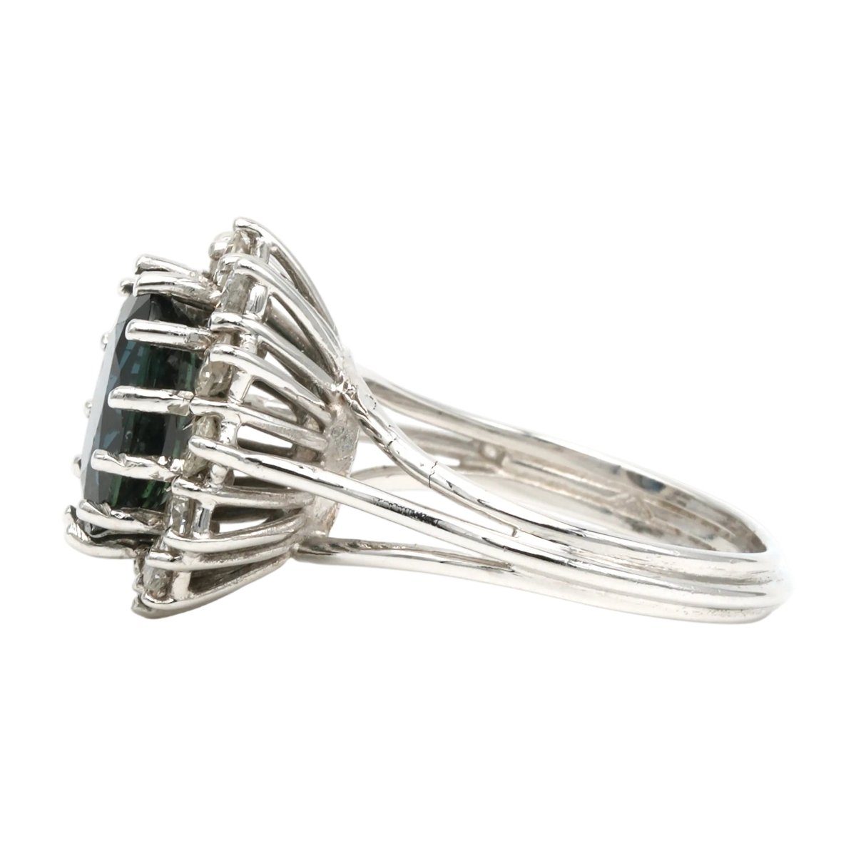 Bague Entourage en or blanc, saphirs et diamants - Castafiore