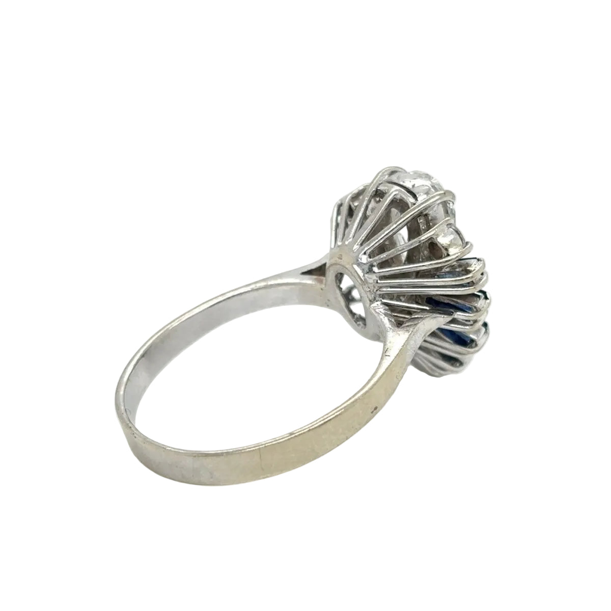 Bague Entourage en or blanc, saphirs et diamants - Castafiore