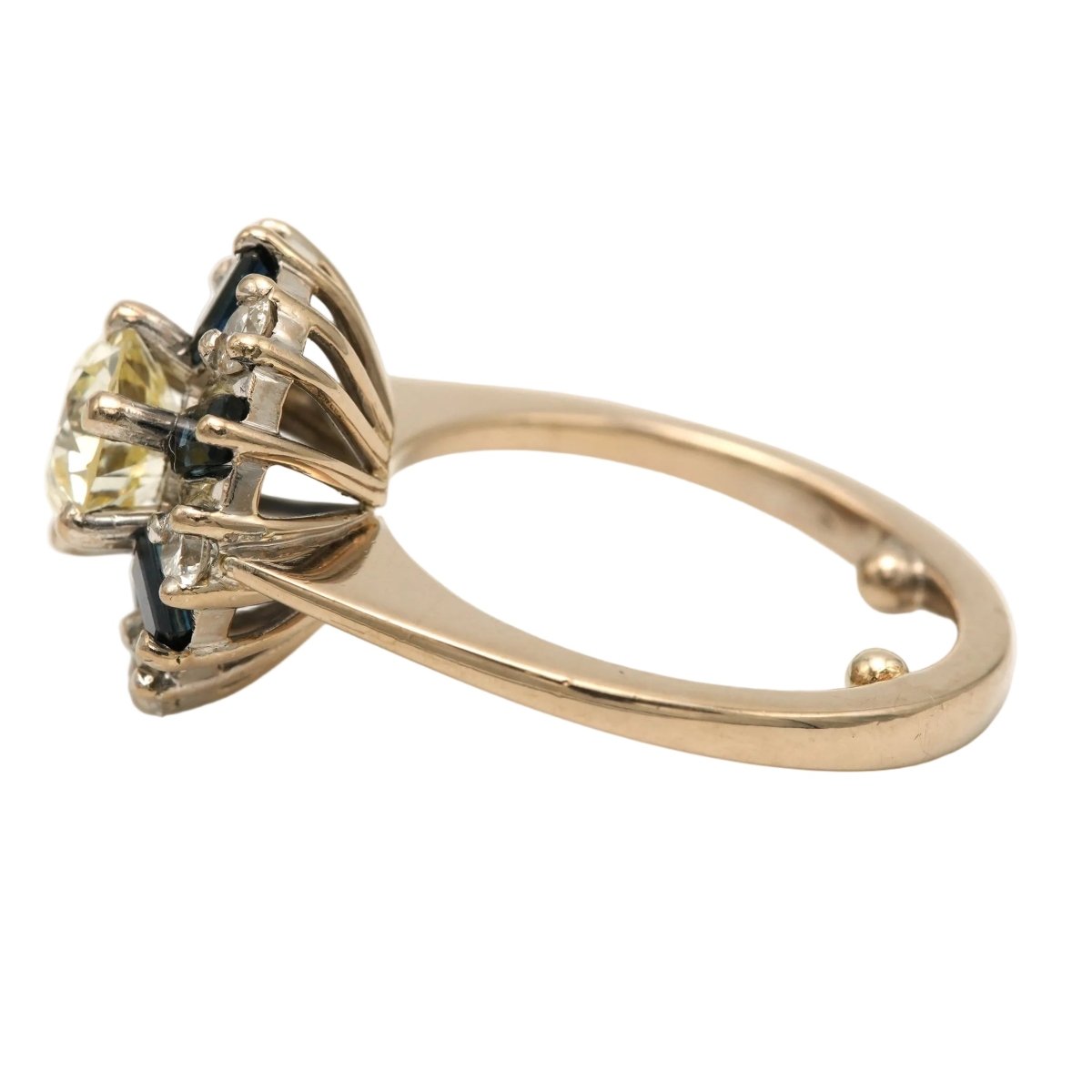 Bague Entourage en or blanc, saphirs et diamants - Castafiore