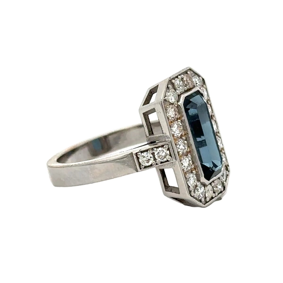 Bague Entourage en or blanc, topaze et diamants - Castafiore