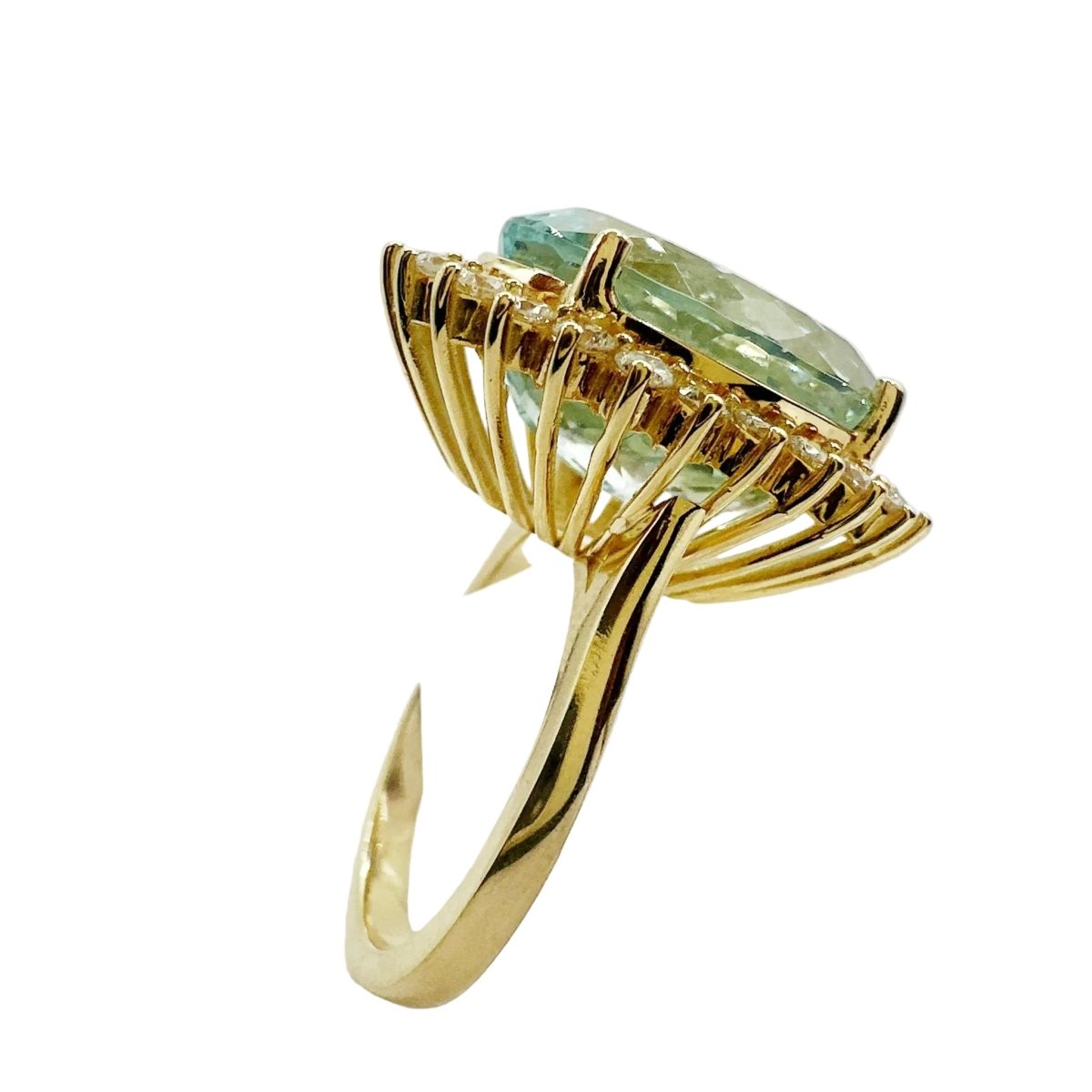 Bague Entourage en or jaune, aigue - marine et diamants - Castafiore