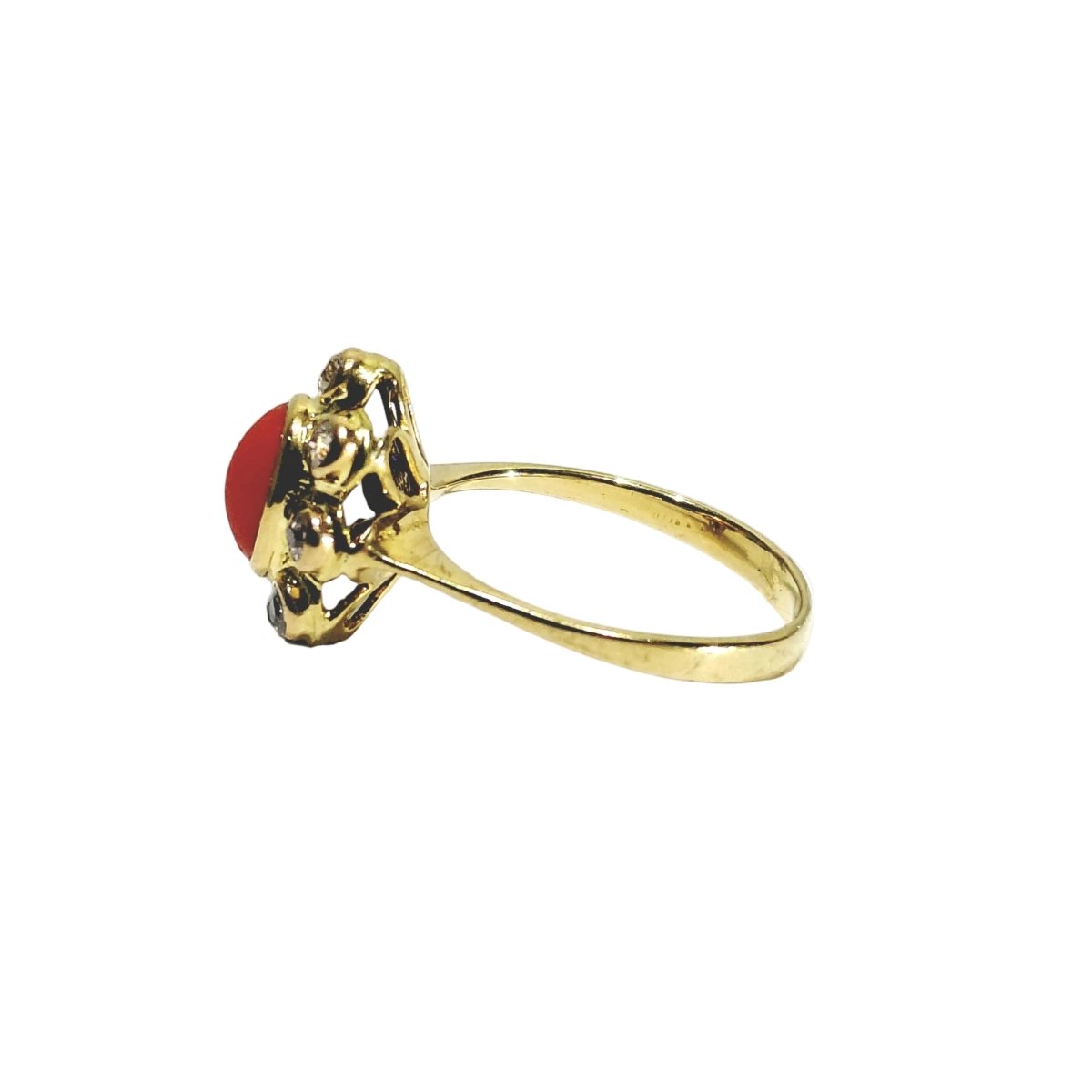 Bague Entourage en or jaune, corail et diamants - Castafiore