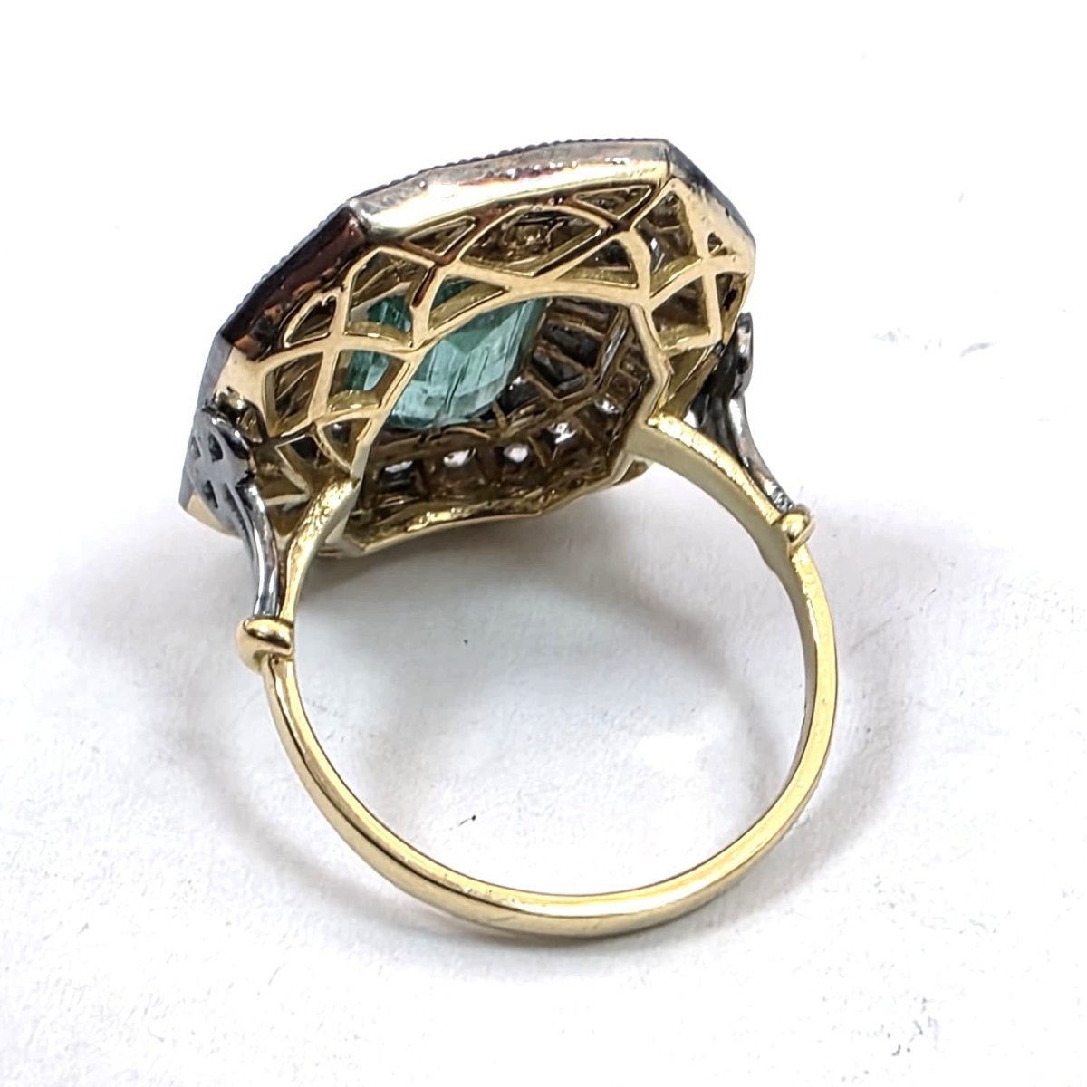 Bague Entourage en or jaune, émeraude et diamants - Castafiore