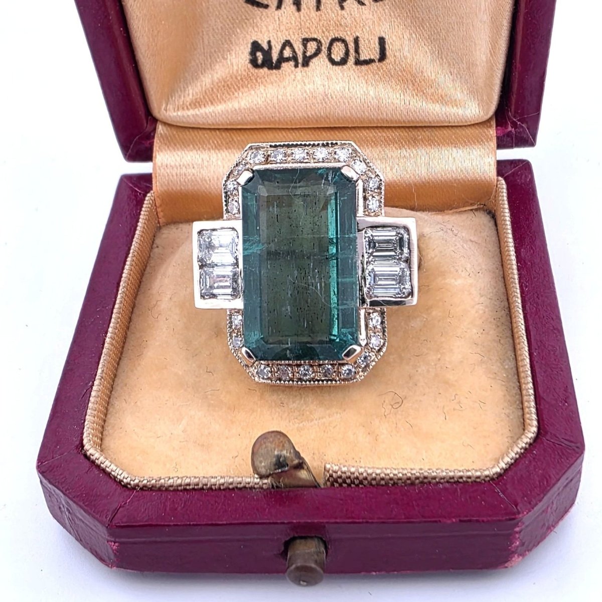 Bague Entourage en or jaune, émeraude et diamants - Castafiore