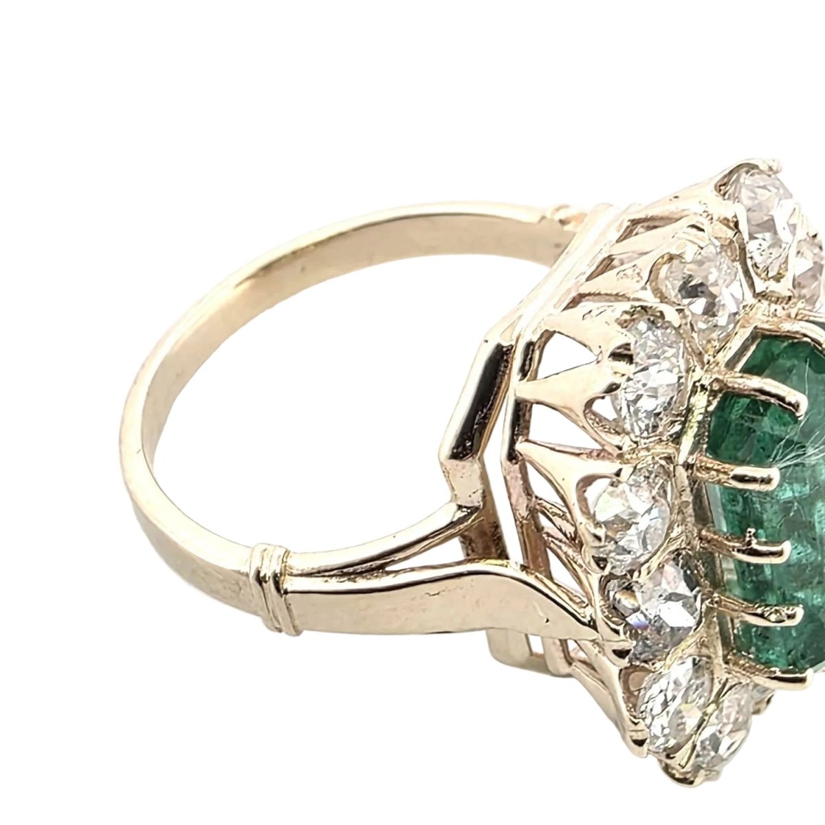 Bague Entourage en or jaune, émeraude et diamants - Castafiore