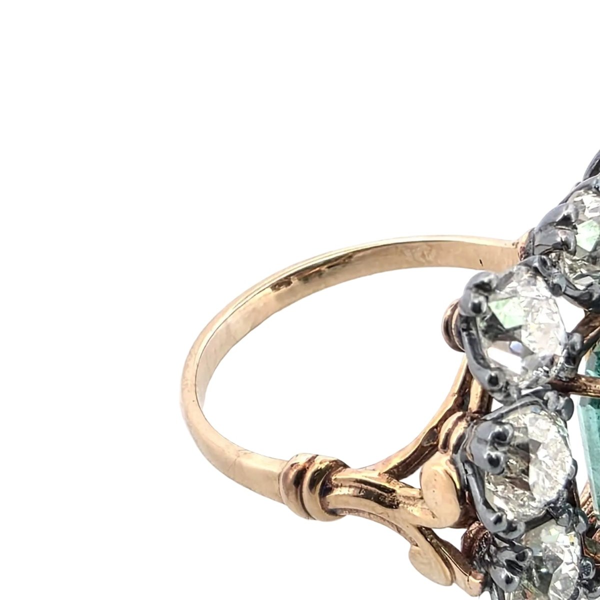 Bague Entourage en or jaune, émeraude et diamants - Castafiore