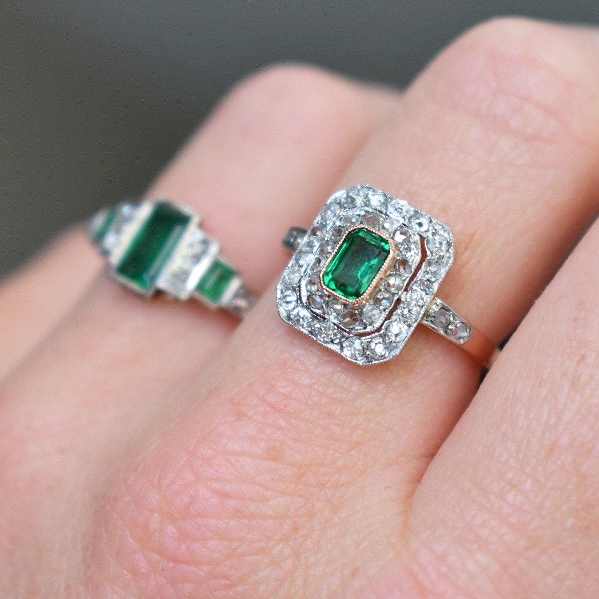 Bague Entourage en or jaune, émeraude et diamants - Castafiore