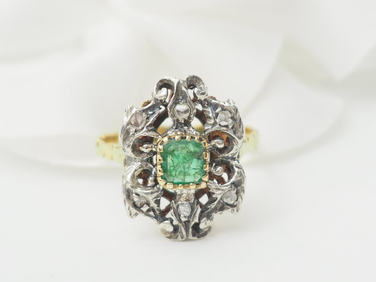 Bague Entourage en or jaune, émeraude et diamants - Castafiore