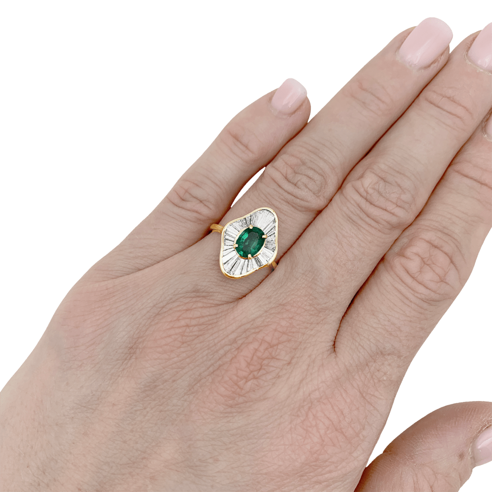 Bague Entourage en or jaune, émeraude et diamants - Castafiore