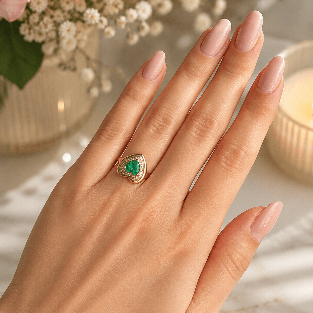 Bague Entourage en or jaune, émeraude et diamants - Castafiore