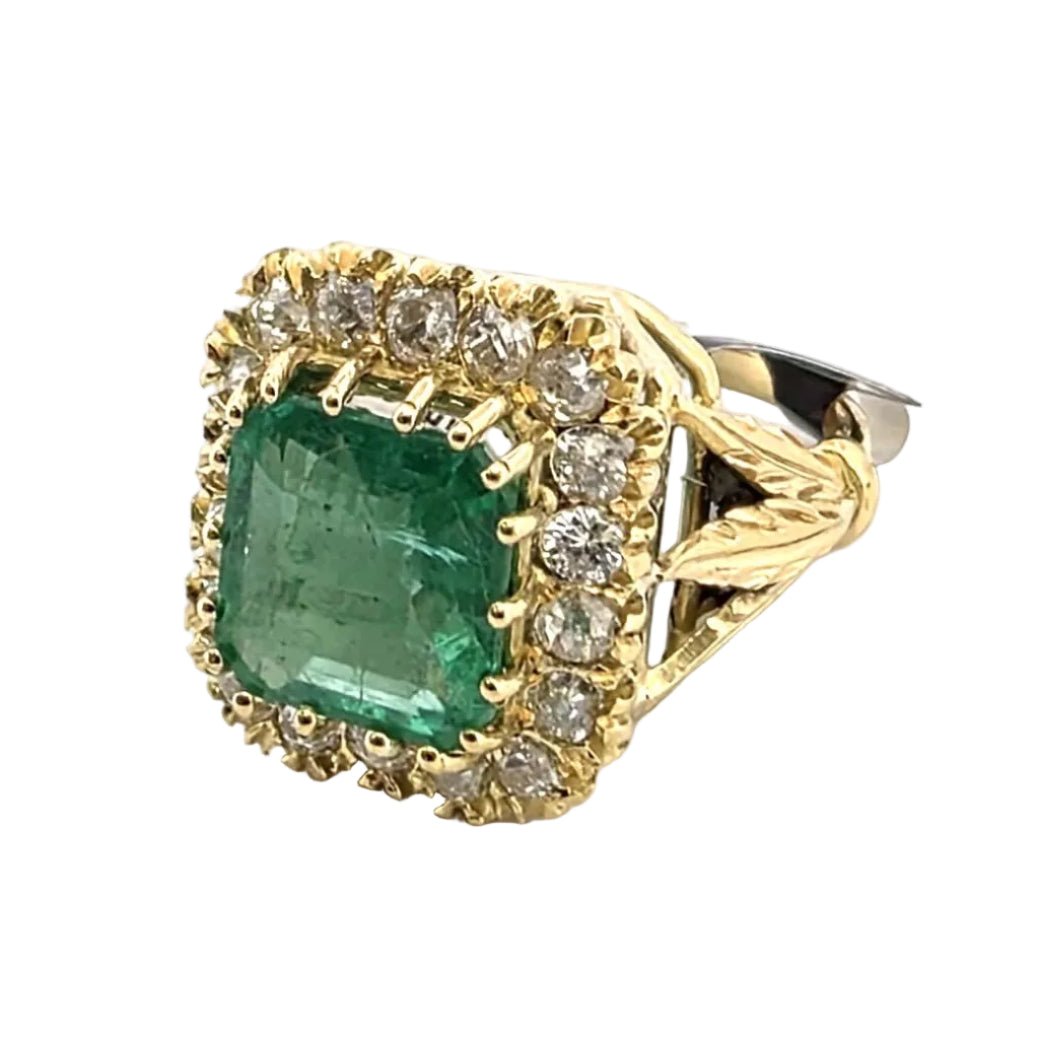 Bague Entourage en or jaune, émeraude et diamants - Castafiore