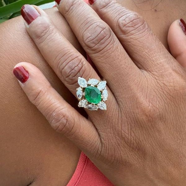 Bague Entourage en or jaune, émeraude et diamants - Castafiore