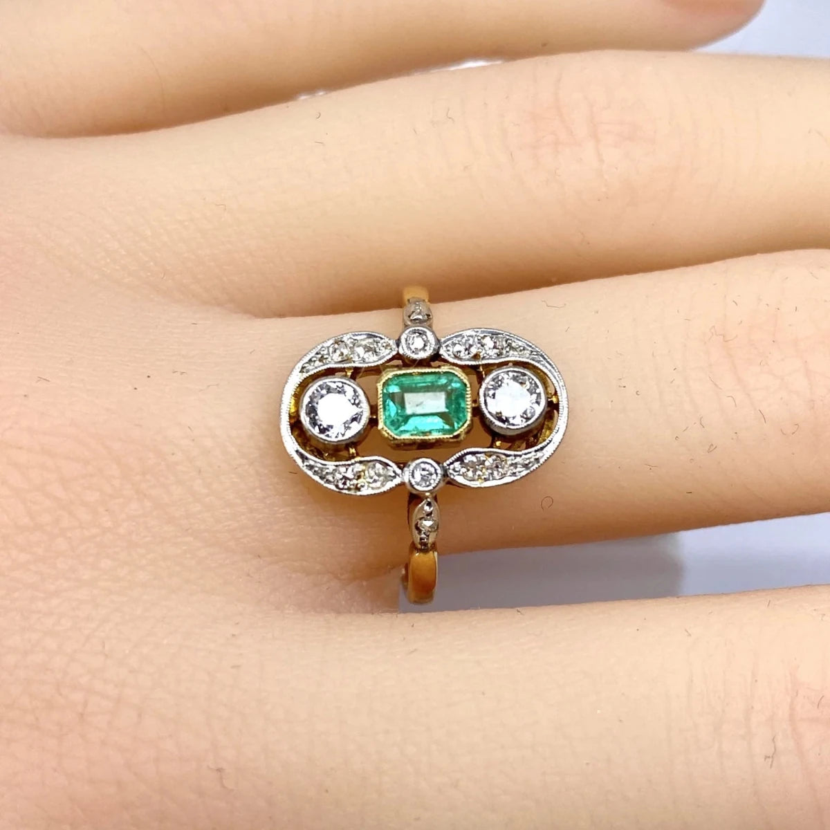 Bague Entourage en or jaune, émeraude et diamants - Castafiore