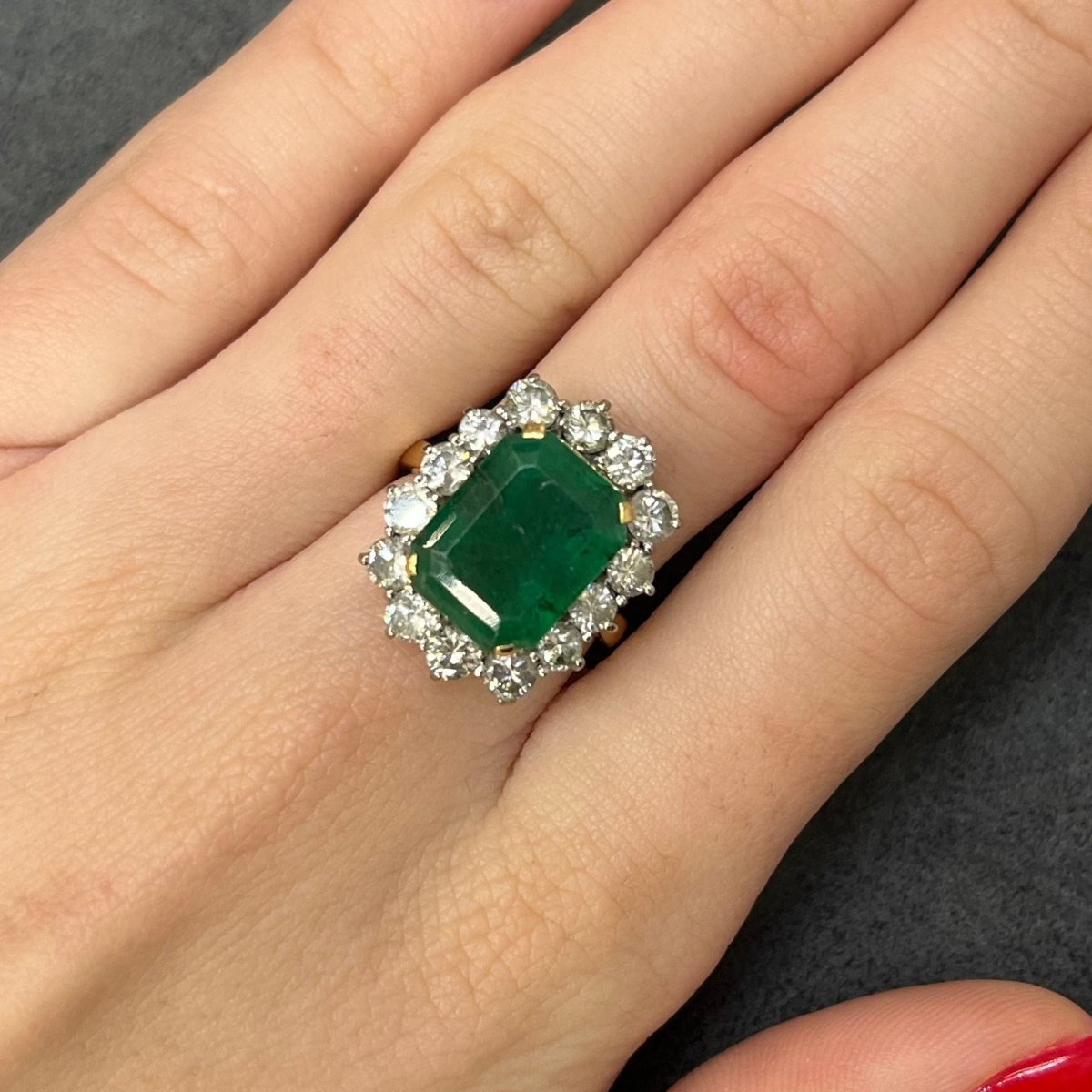 Bague Entourage en or jaune, émeraude et diamants - Castafiore