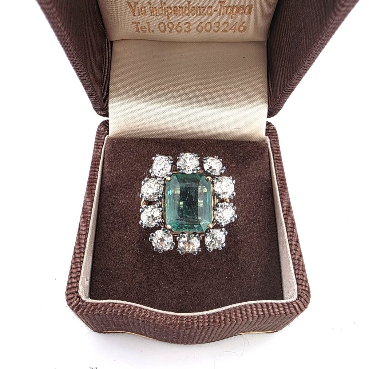 Bague Entourage en or jaune, émeraude et diamants - Castafiore