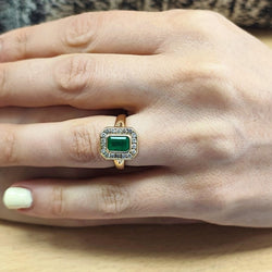 Bague Entourage en or jaune, émeraude et diamants - Castafiore