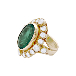 Bague Entourage en or jaune, émeraude et diamants - Castafiore