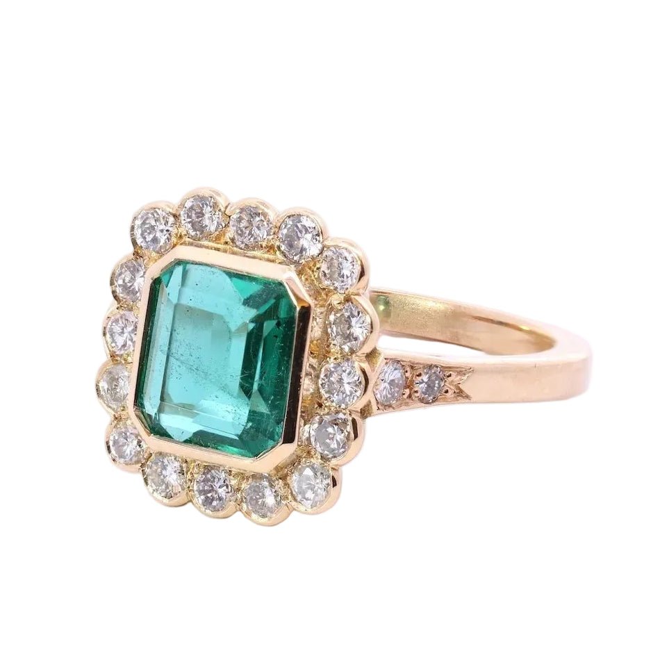 Bague Entourage en or jaune, émeraude et diamants - Castafiore