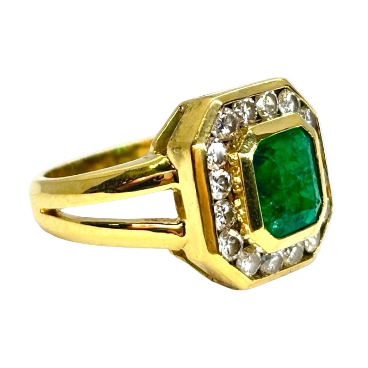 Bague Entourage en or jaune, émeraude et diamants - Castafiore