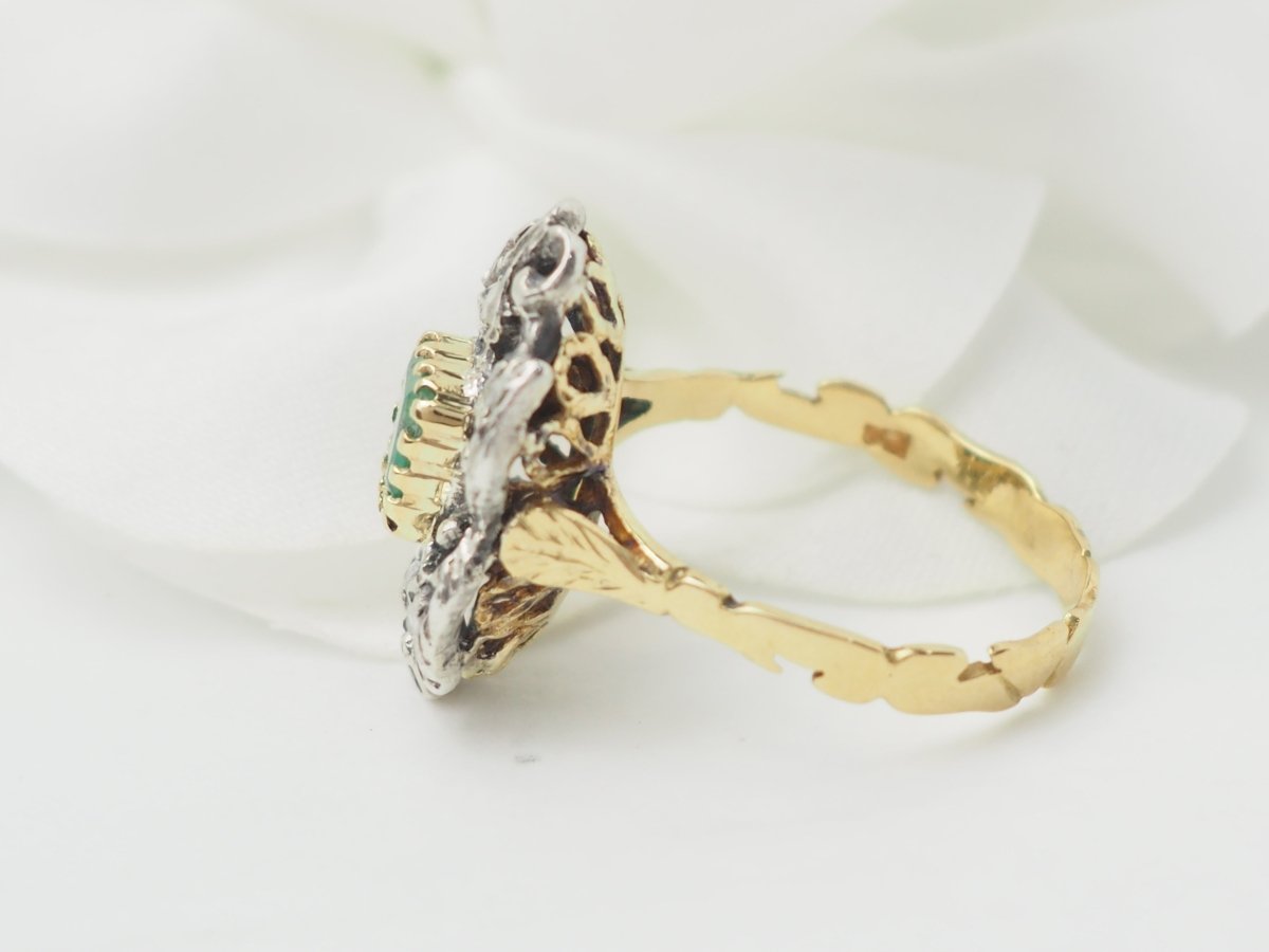 Bague Entourage en or jaune, émeraude et diamants - Castafiore