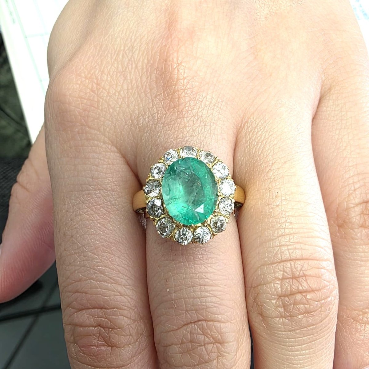 Bague Entourage en or jaune, émeraude et diamants - Castafiore