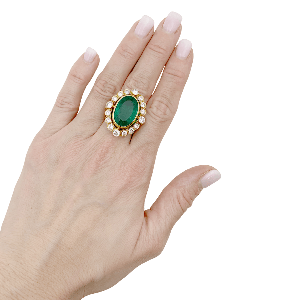 Bague Entourage en or jaune, émeraude et diamants - Castafiore