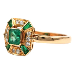 Bague Entourage en or jaune, émeraudes et diamants - Castafiore