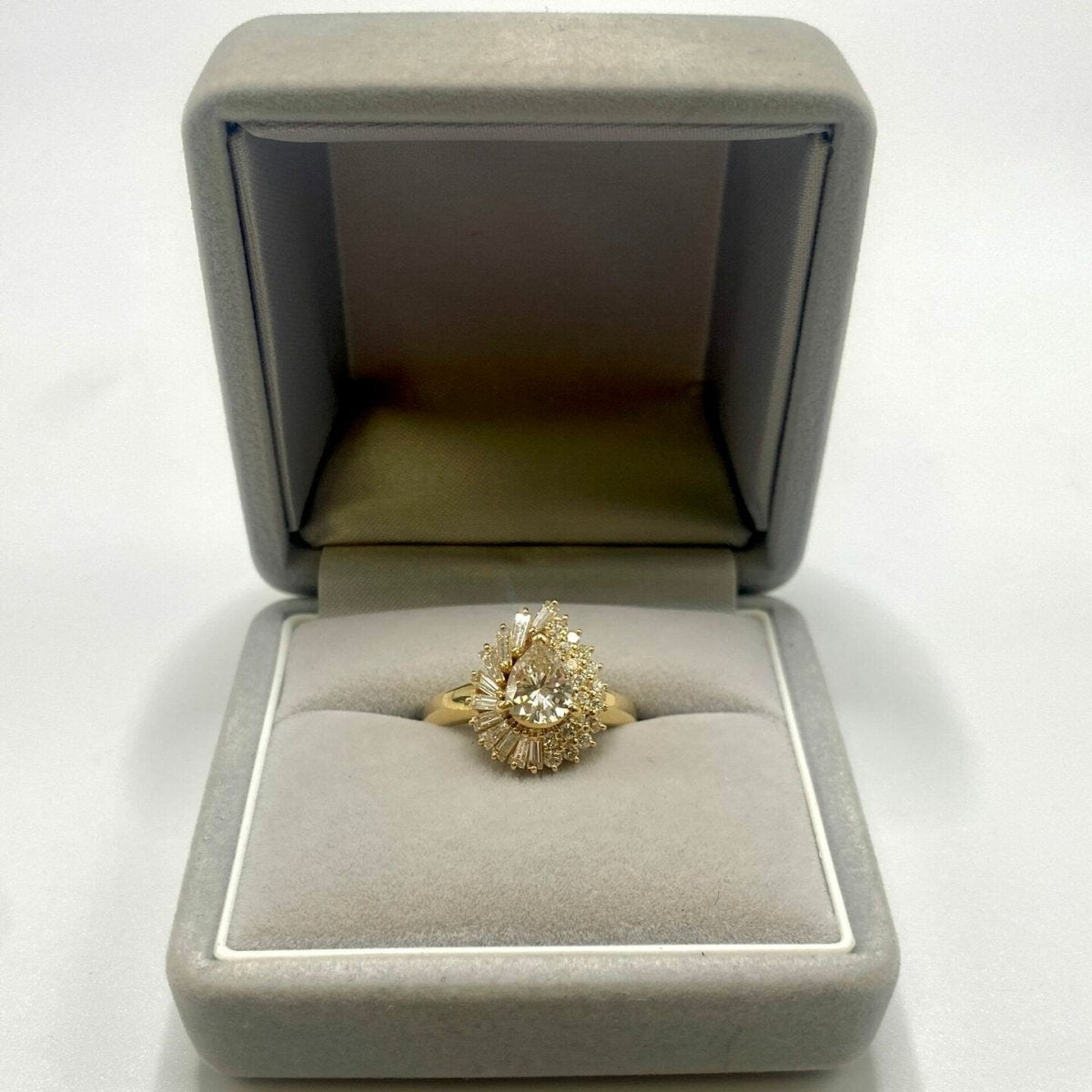 Bague Entourage en or jaune et diamants - Castafiore