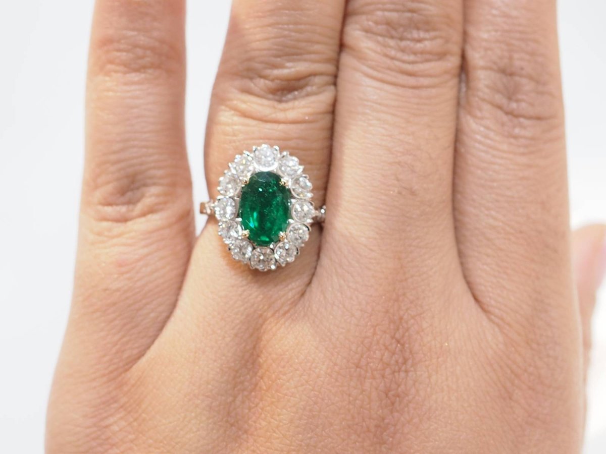 Bague Entourage en or jaune, or blanc, émeraude et diamants - Castafiore