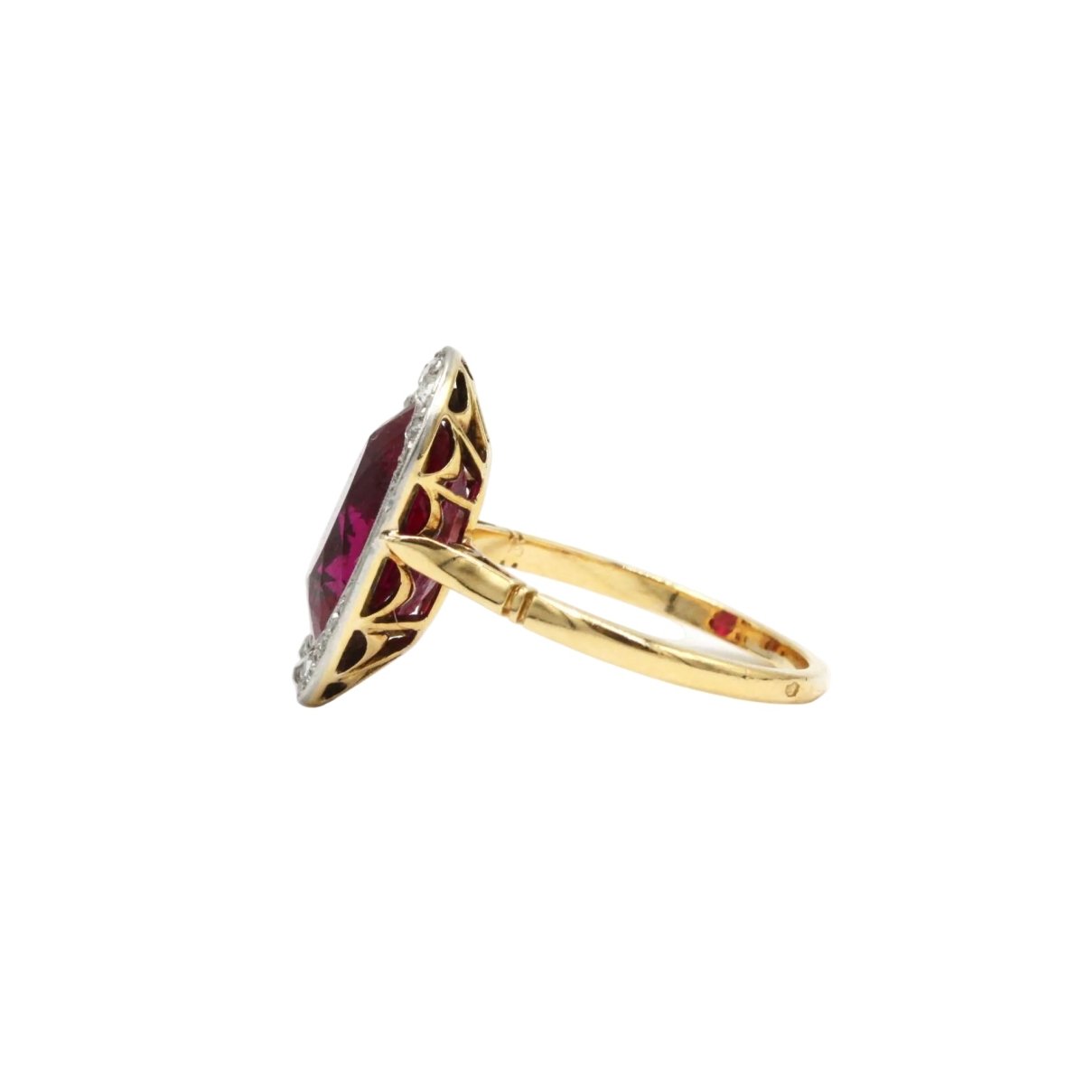 Bague Entourage en or jaune, or blanc, rubis et diamants