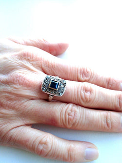 Bague Entourage en or jaune, or blanc, saphir, et diamants - Castafiore