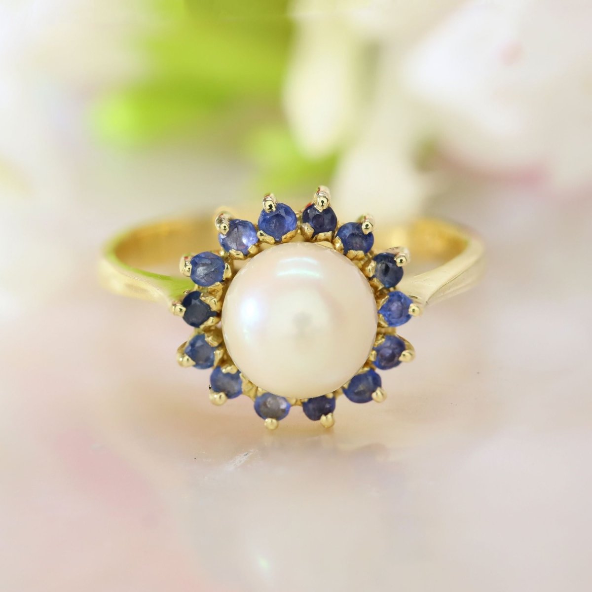 Bague Entourage en or jaune, perle et saphirs - Castafiore