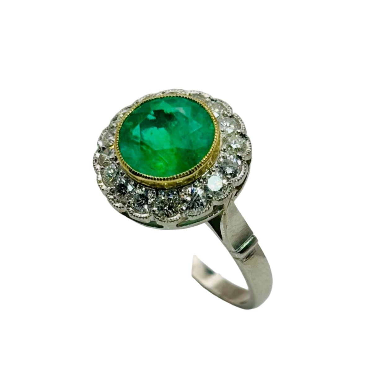 Bague Entourage en or jaune, platine, émeraude et diamants - Castafiore